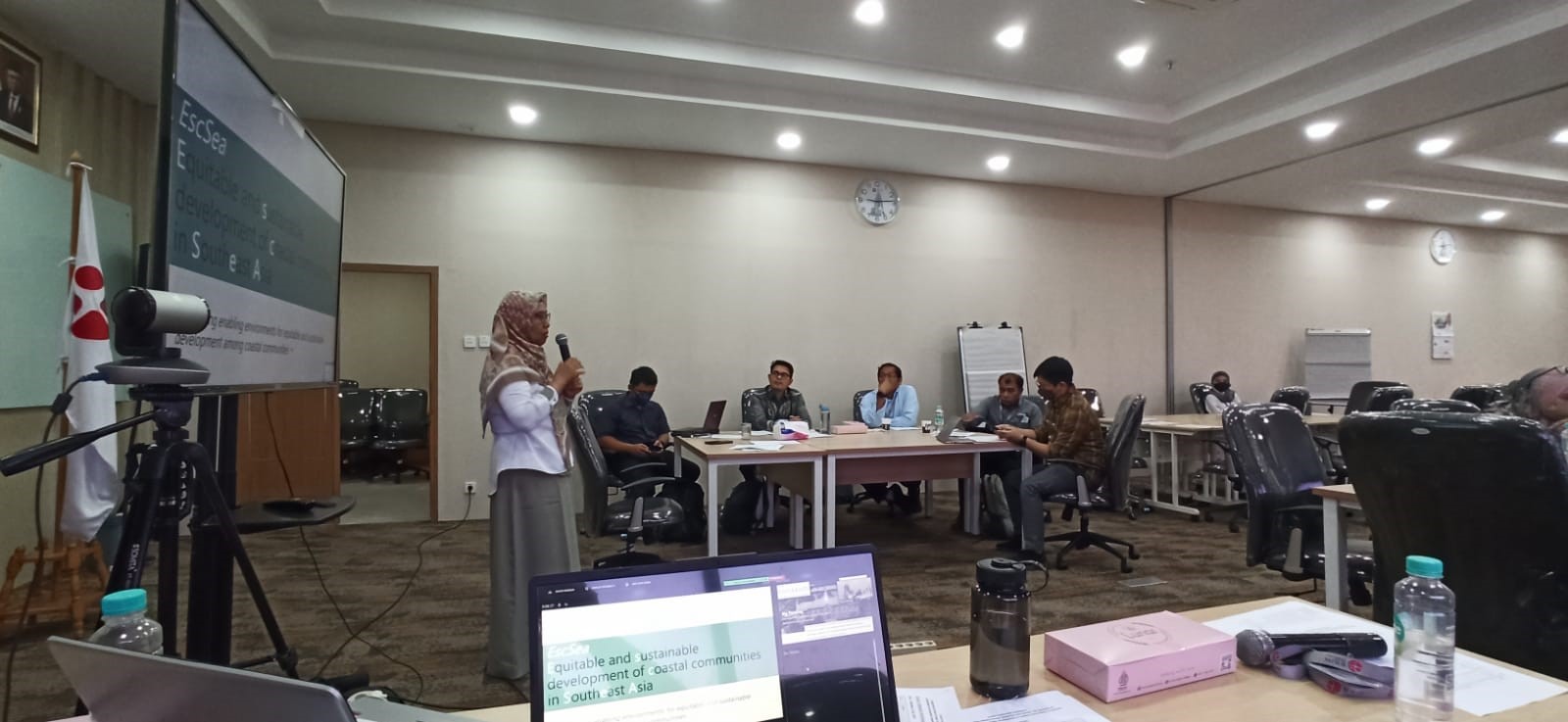 Dr. Umi Muawanah gives her welcoming remarks and the inauguration of the workshop.