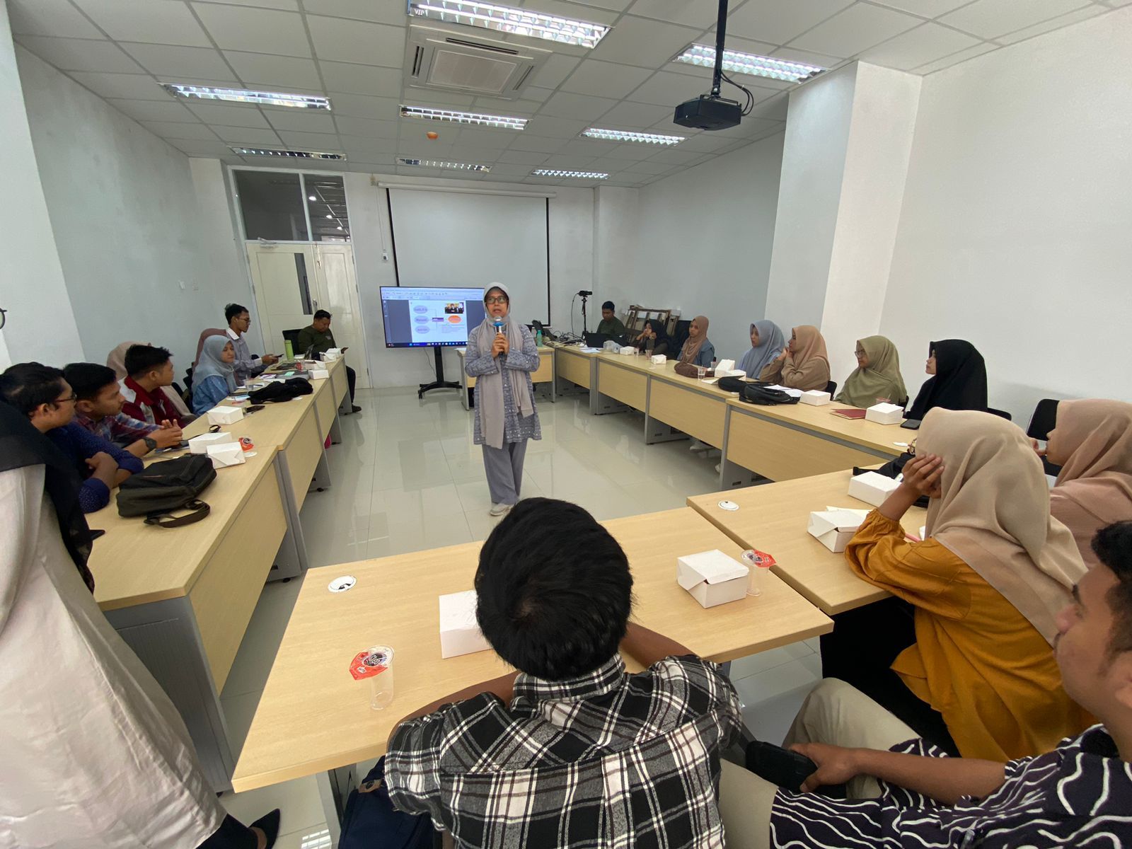 Pelatihan Enumerator Kajian Peran Perempuan di Kota Banda Aceh dan Kota Ambon dalam Membangun Ketahanan Masyarakat pada 3 Fase Krisis Konflik, Tsunami dan Pandemi Covid-19