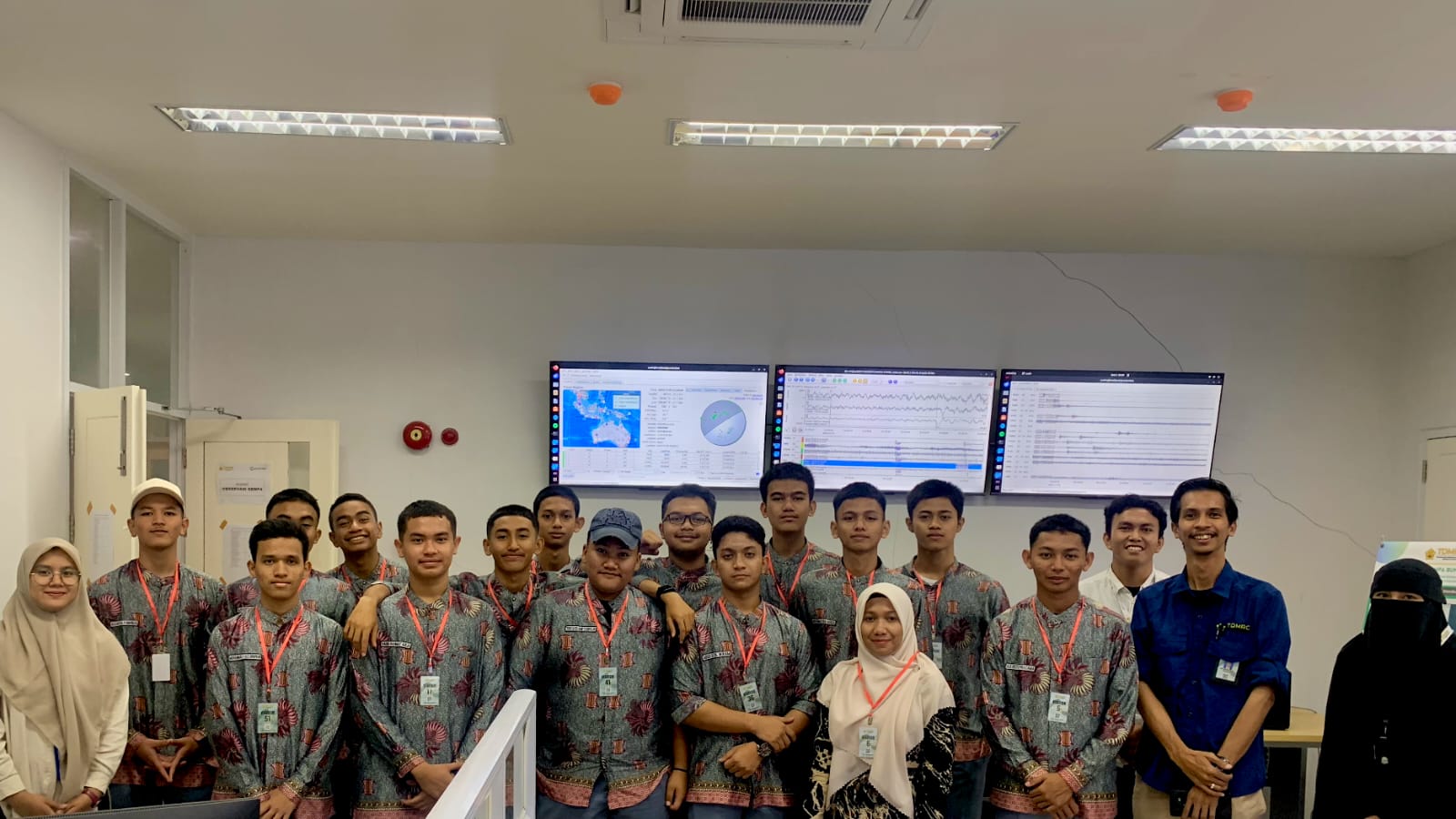 SMA Negeri Modal Bangsa students visit the TDMRC Earthquake Observation Laboratory facility