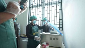 A participant uses a vacuum sealer to pack the emergency food. Sealing is one of the key steps to keep food safe and long-lasting in storage.
